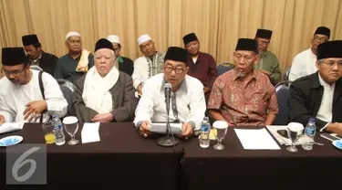 Sejumlah ulama pengurus PWNU memberikan keterangan pers terkait hasil Muktamar ke 33 di Jakarta, Jumat (14/8/2015). PWNU menyatakan tidak mengakui kepengurusan PBNU hasil Muktamar ke 33 dan akan mengambil langkah hukum. (Liputan6.com/Herman Zakharia)