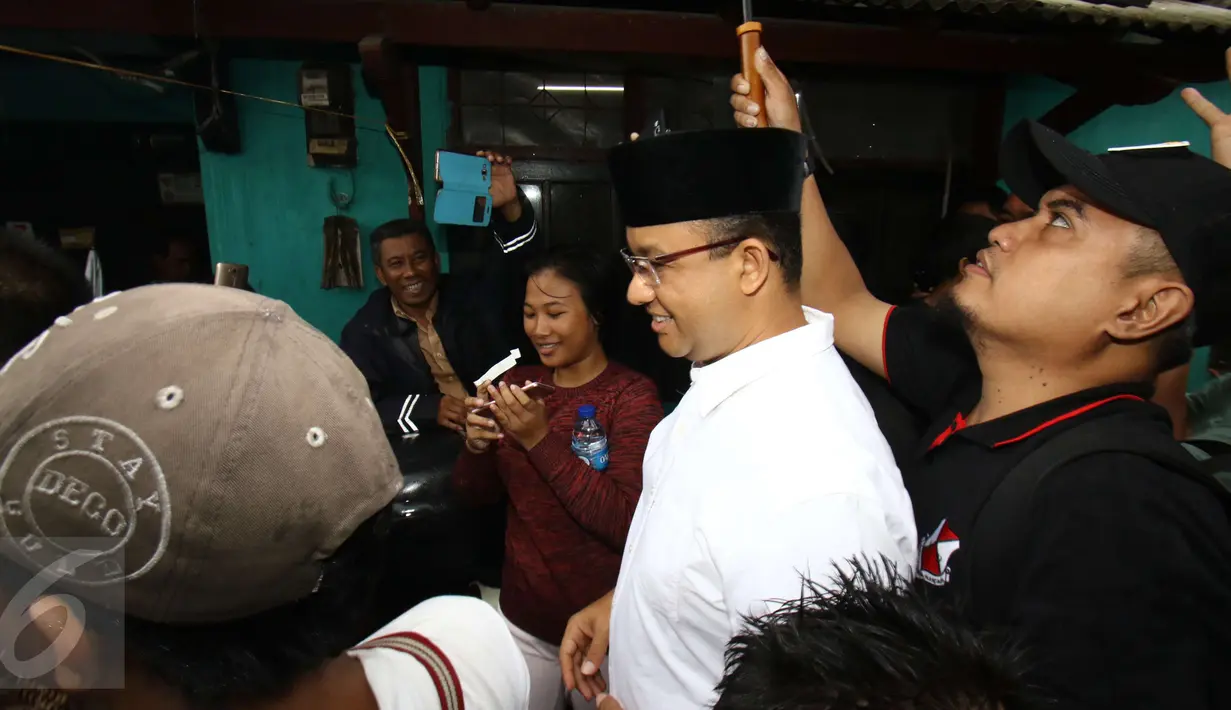 Cagub DKI Jakarta nomor 3, Anies Baswedan tiba untuk memantau pemilihan ulang di TPS 29, Kampung Pulo, Kalibata, Jakarta Selatan, Minggu (19/2). Sebanyak 512 DPT di kelurahan tersebut terpaksa melakukan PSU. (Liputan6.com/Helmi Afandi)