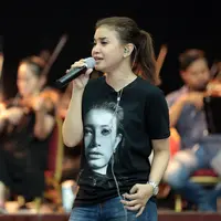 Penyanyi Rossa tengah mempersiapkan konser tunggal yang akan digelar pada 13 April mendatang. Berbagai persiapan telah dilakukan. Begitu juga dengan kostum yang akan dikenakan pada hari spesial tersebut. (Deki Prayoga/Bintang.com)