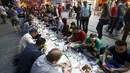 Sejumlah orang mempersiapkan diri untuk berbuka puasa pada hari pertama bulan suci Ramadan, di dekat Taksim Square, Istanbul, Turki, Kamis (18/6/2015). (REUTERS/Osman Orsal)
