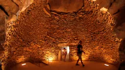  Wisatawan berjalan di dalam dolmen Tholos de El Romeral, Antequera , Spanyol, (17/7). UNESCO meresmikan tiga Dolmen kuno di Spanyol menjadi warisan dunia. (REUTERS / Jon Nazca)