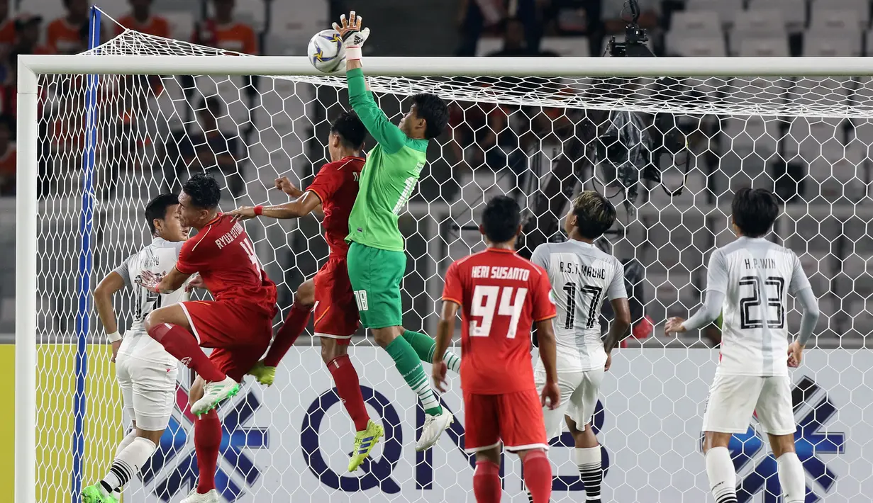 Kiper Shan United, Phone Thitsar Min, menghalau bola saat melawan Persija Jakarta pada laga Piala AFC 2019 di SUGBK, Jakarta, Rabu (15/5). Persija menang 6-1 atas Shan United. (Bola.com/M Iqbal Ichsan)
