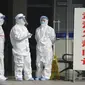 Petugas kesehatan di China yang berjaga di klinik selama Virus Corona kian merebak.(Source: Chinatopix via AP File)