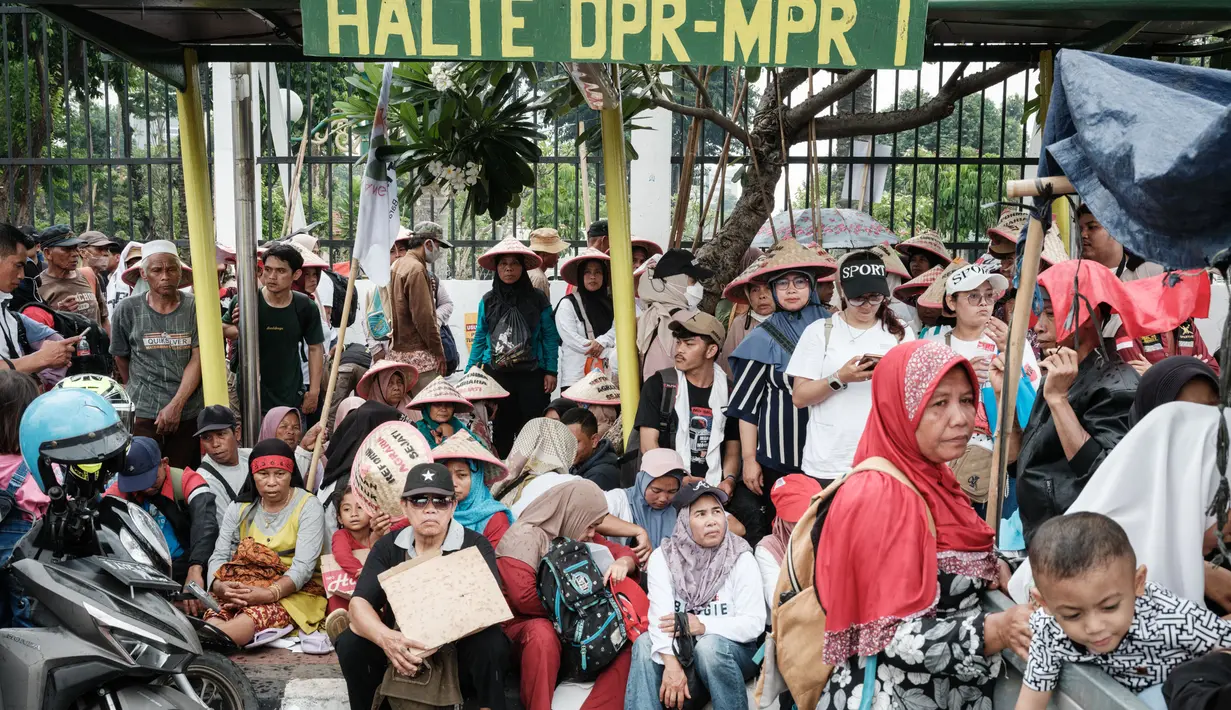 Hari Tani Nasional 2024 dipimpin oleh Serikat Petani Indonesia (SPI) dan Partai Buruh, digelar di dua tempat, yakni di depan Istana Negara dan Gedung DPR RI, Jakarta. (Yasuyoshi CHIBA/AFP)