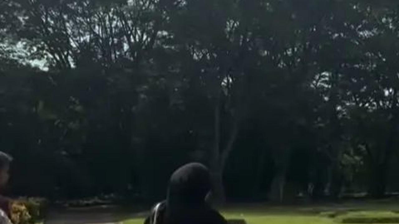 Saat tiba di San Diego Hills, Clara Shinta langsung bertemu dengan beberapa orang dan menuju galeri sales.