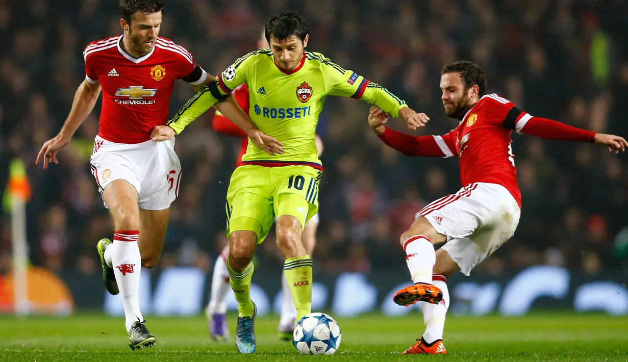 Gelandang CSKA Moscow, Alan Dzagoev (tengah) berusaha melewati dua pemain Manchester United pada liga champions di stadion Old Trafford,Inggris (3/11). Manchester United menang atas CSKA Moscow dengan skor 1-0. (Reuters/Darren Staples)