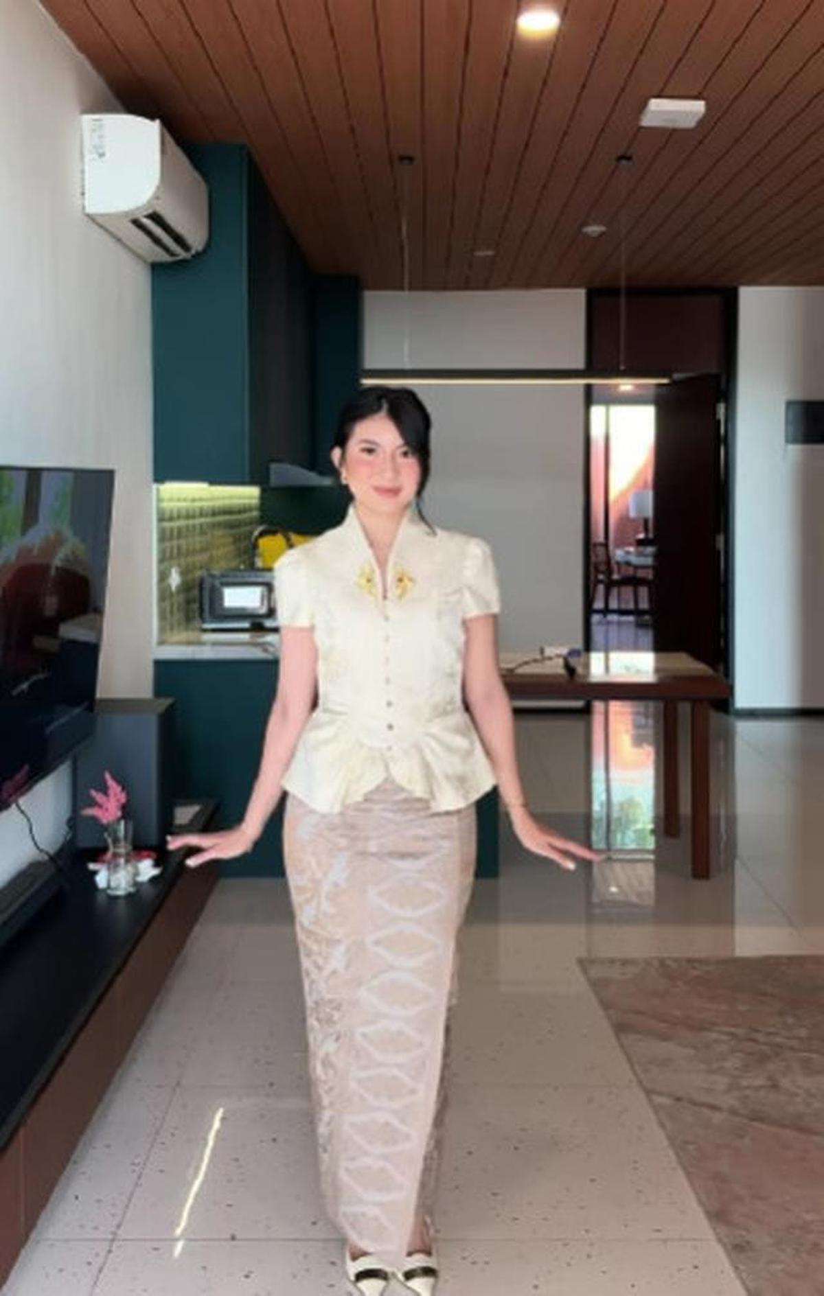 Model Kebaya Peplum Inka Andestha saat Hadiri Wisuda Pratama Arhan, Cantik Memesona