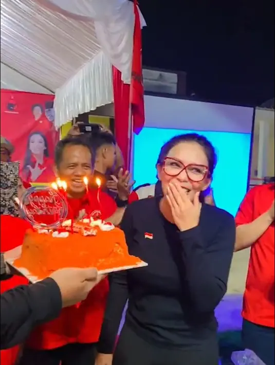 Setelah resmi cerai dengan Donny Gahral Adian pada tahun 2015 silam, Rieke belum menikah lagi. Ia masih betah sendiri membesarkan anak-anaknya. [Instagram/riekediahp]