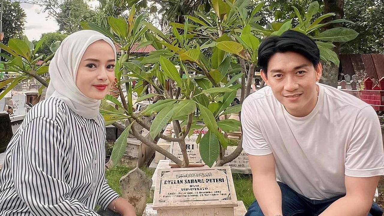 Keduanya Terlihat Tersenyum di Makam Dylan Sahara