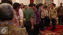 Presiden Jokowi menyalami para peserta dalam Rapat Koordinasi Nasional Satgas 115 di Istana Negara, Jakarta, Rabu (29/6). Jokowi mengapresiasi tugas Satgas 115 dalam menumpas illegal fishing di perairan Indonesia. (Liputan6.com/Faizal Fanani)