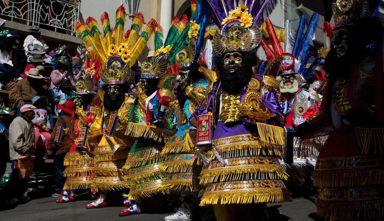 Sejumlah orang mengenakan kostum dan topeng meramaikan pawai "Morenada" di La Paz, Bolivia (26/5). Pawai ini digelar untuk menghormati "El Senor del Gran Poder," atau "Lord of Great Power". (AP/Juan Karita)