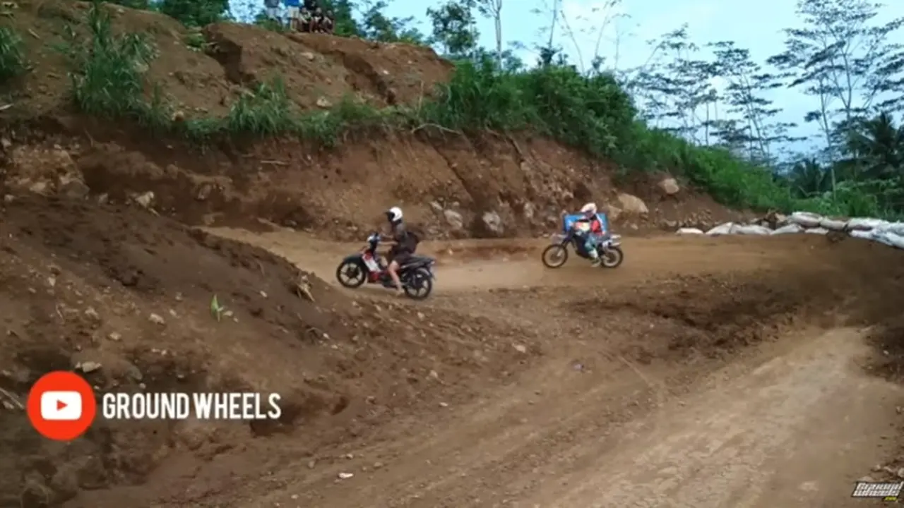 Pengendara motor bebek masuk jalur motor cross.
