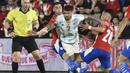 Argentina pun berulang kali memiliki peluang. Lagi-lagi pertahanan solid Paraguay masih belum mampu ditembus Rodrigo de Paul (tengah) dan kawan-kawan. (AFP/Norberto Duarte)