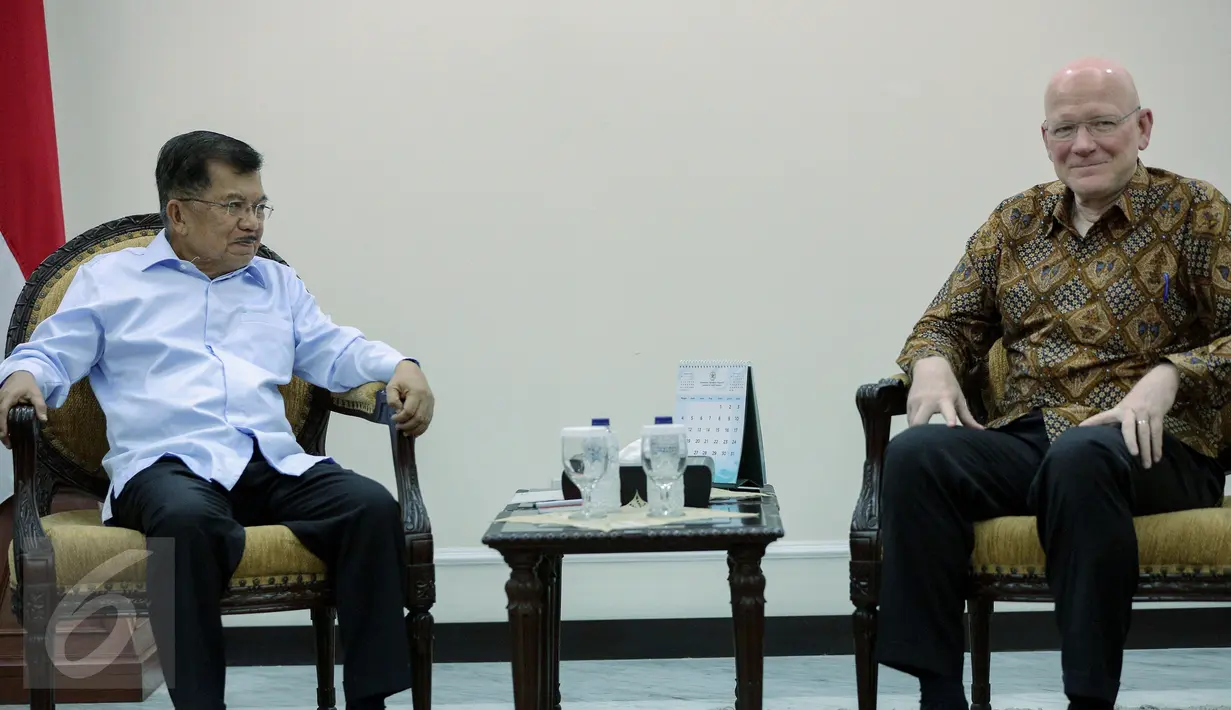 Wapres Jusuf Kalla menerima kunjungan perwakilan Bill and Melinda Gates Foundation di kantor Wapres, Jakarta, Senin (26/10). Pertemuan itu membahas perbaikan 550 perpustakaan yang tersebar di 451 desa di Indonesia. (Liputan6.com/Faizal Fanani)