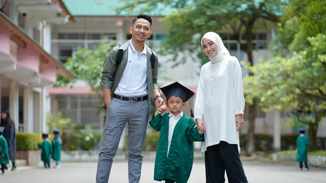 Rekomendasi Outfit Orang Tua untuk Datang ke Wisuda Anak TK/via AI