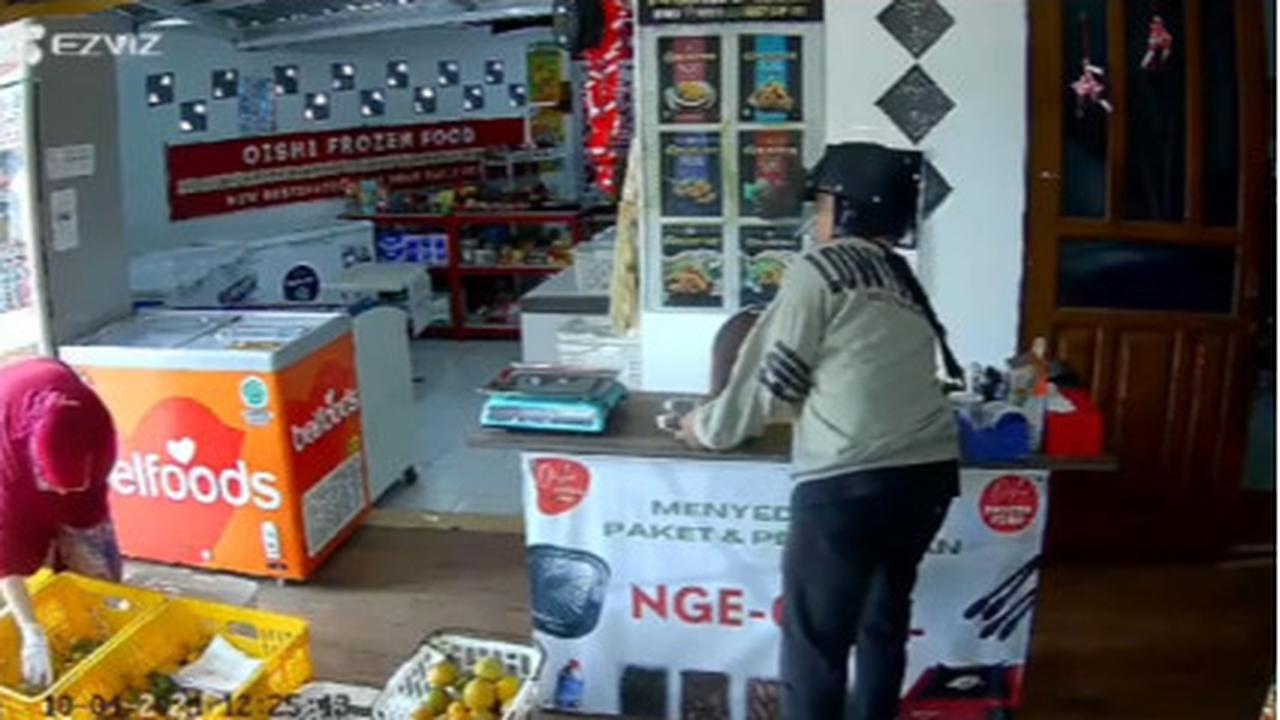 Viral Aksi Maling Berhasil Curi Dompet di Toko Makanan, Aksinya Terekam CCTV