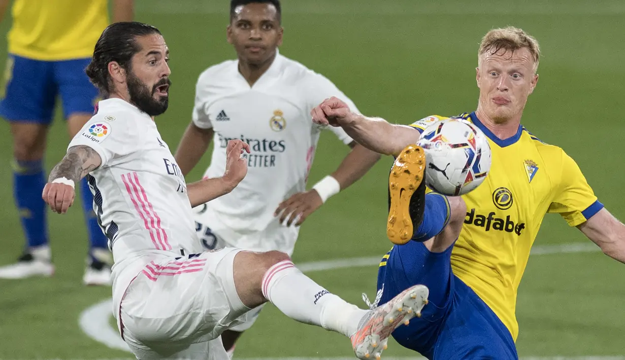 Isco (kiri). Gelandang asal Spanyol ini telah 13 tahun berseragam Real Madrid. Posisinya terpinggirkan sejak kepemimpinan Zinedine Zidane. Total telah bermain dalam 333 laga di semua ajang kompetisi dengan mencetak 29 gol dan tenaganya masih diminati banyak tim Eropa. (AFP/Jorge Guerrero)