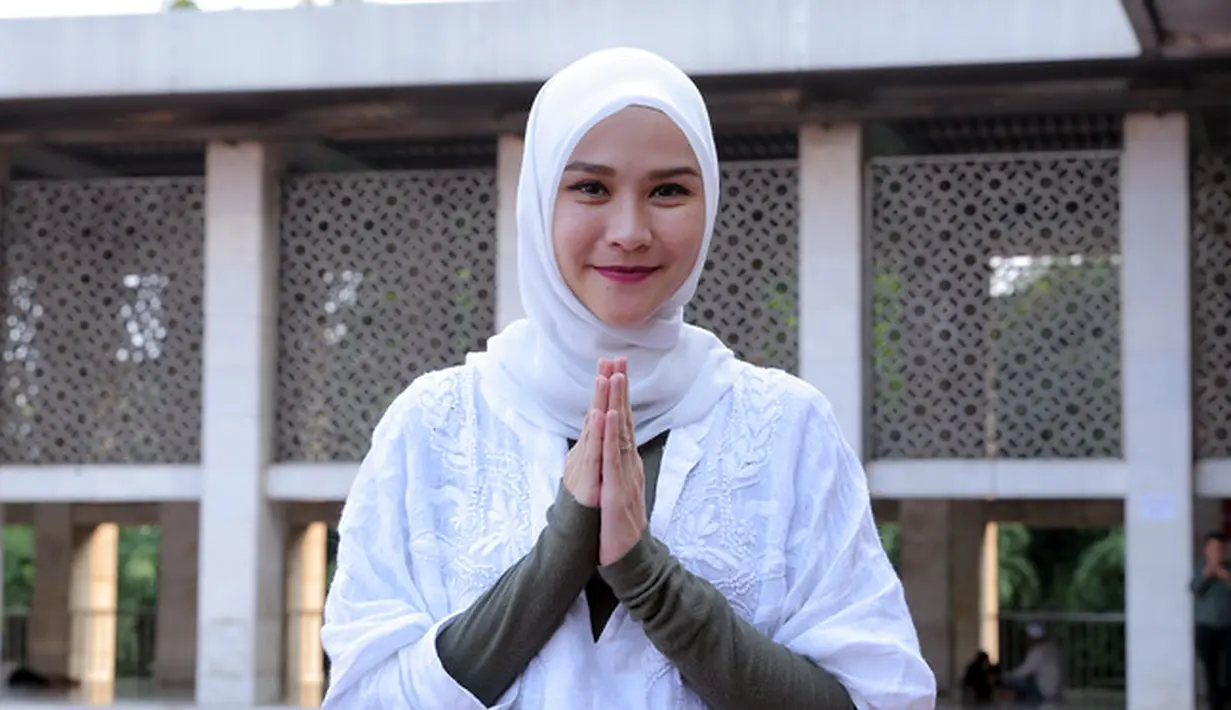 Artis Zaskia Adya Mecca mengisi bulan Ramadan ini dengan kegiatan positif. Zaskia bersama 500 orang membaca alquran sampai khatam dalam durasi 1 jam. (Deki Prayoga/Bintang.com)