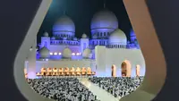 Pemandangan saat umat muslim berdoa di halaman Masjid Agung Sheikh Zayed di Abu Dhabi, Uni Emirat Arab, Sabtu (1/6/2019). Umat muslim memanjatkan doa-doa jelang berakhirnya Ramadan untuk mendapatkan Lailatul Qadar atau malam yang lebih baik dari seribu bulan. (KARIM SAHIB/AFP)