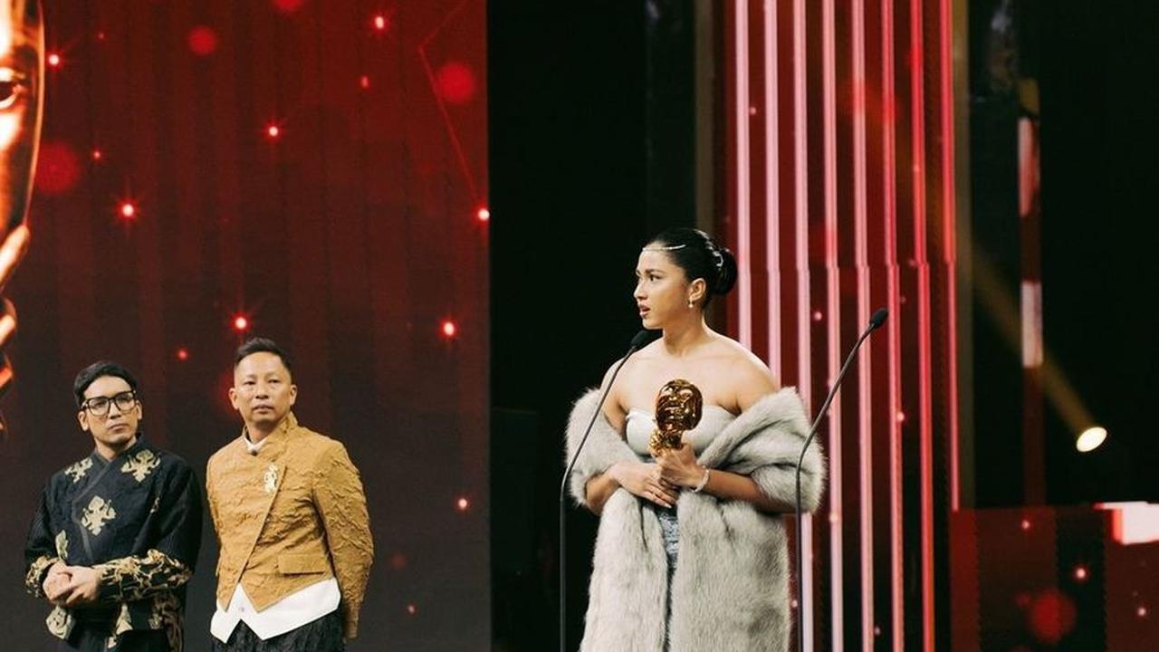 Aghniny Haque di IMAA 2024 bukan hanya hadir untuk menerima penghargaan, tetapi juga membuktikan kontribusi positifnya terhadap industri perfilman Indonesia dengan gaya bermain yang semakin populer dan dinamis. Semoga prestasinya bisa menginspirasi genera