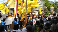 Puluhan mahasiswa yang tergabung dalam Pergerakan Mahasiswa Islam Indonesia (PMII) Cabang Tuban menggelar aksi unjuk rasa di depan gedung Dinas Sosial, Pemberdayaan Perempuan dan Perlindungan Anak (Dinsos dan P3A). (Liputan6.com/ Ahmad Adirin)