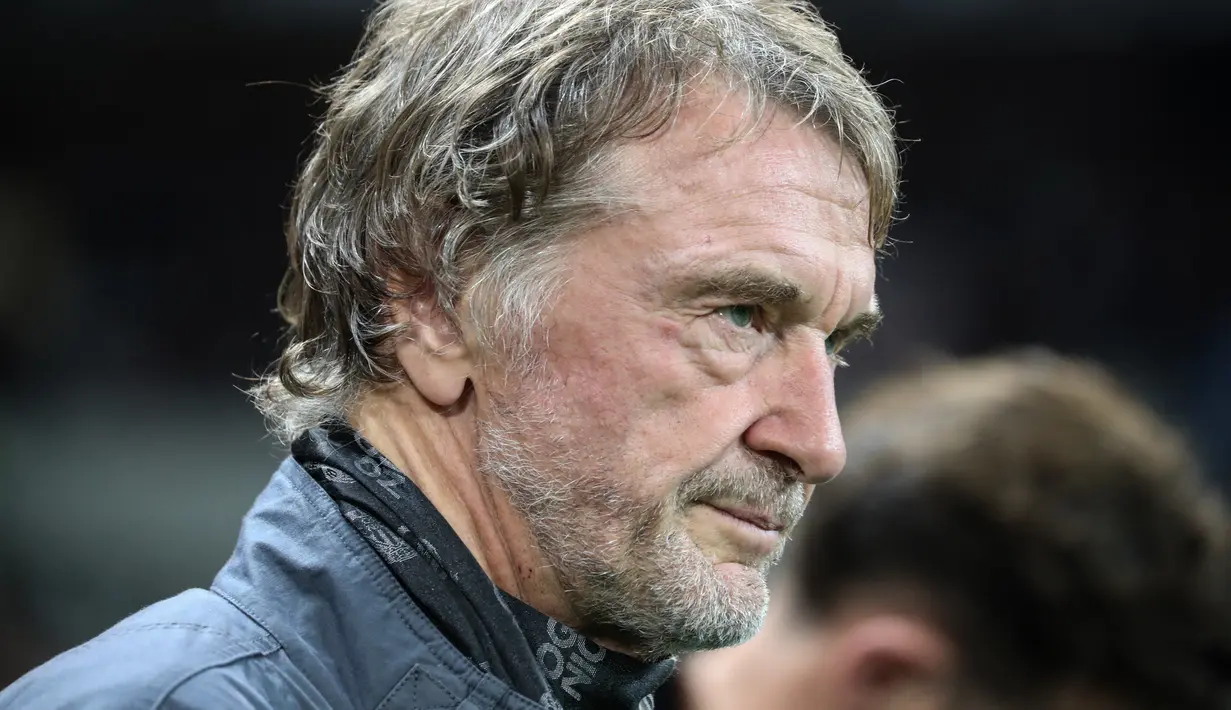 Ketua Grup INEOS Inggris Sir Jim Ratcliffe melihat sebelum pertandingan Liga1 Prancis antara Nice dan PSG di stadion "Allianz Riviera" di Nice, Prancis selatan, pada 18 Oktober 2019. Seperti Sheikh Jassim yang ingin membeli Manchester United, Sir Jim Ratcliffe juga merupakan fans Setan Merah. (AFP/Valery Hache)
