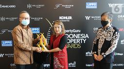 CEO PT. Lippo Cikarang Tbk dan COO PT. Lippo Karawaci Tbk Rudy Halim menerima trofi Indonesia Property Award 2020 dari perwakilan juri IPA Lina Gan dan Doddy Tjahjadi di Lippo Karawaci, Tangerang, Selasa (15/12/2020). (Liputan6.com/Fery Pradolo)