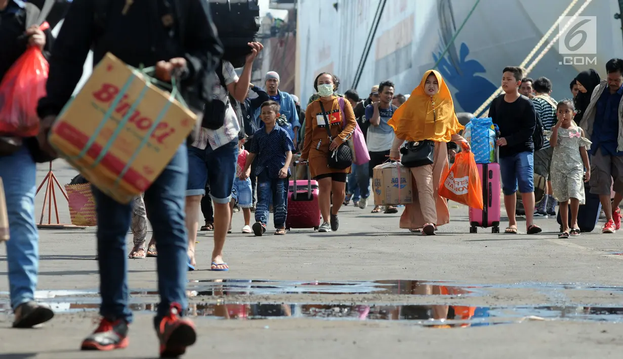Ratusan penumpang turun dari KM Dharma Ferry VII yang mereka tumpangi tiba di Dermaga Gapura Surya Nusantara, Pelabuhan Tanjung Perak, Surabaya, Jawa Timur, Kamis (30/5/2019). (merdeka.com/Dwi Narwoko)