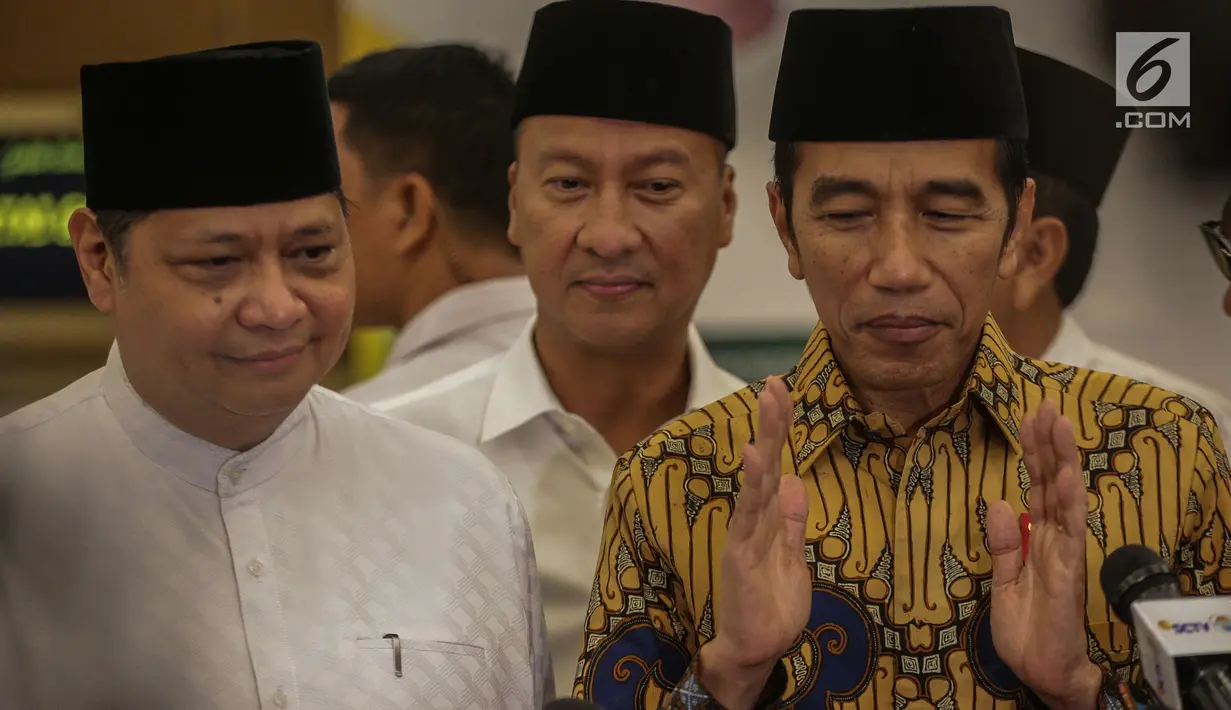 Presiden Joko Widodo, Ketum DPP Partai Golkar Airlangga Hartarto dan Mensos Agus Gumiwang Kartasasmita memberikan keterangan saat menghadiri acara Buka Puasa Bersama Partai Golkar di Jakarta, Minggu (19/5/2019). Kegiatan itu mengangkat tema Menjemput Kemenangan Ramadan. (Liputan6.com/Faizal Fanani)