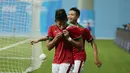 Gelandang timnas Indonesia U-23, Ahmad Nufiandani (depan) mencium lambang negara usai menjebol gawang Kamboja di penyisihan Grup A Sea Games 2015 di Stadion Jalan Besar, Singapura, Sabtu (6/6/2015). Indonesia unggul 6-1. (Liputan6.com/Helmi Fithriansyah)