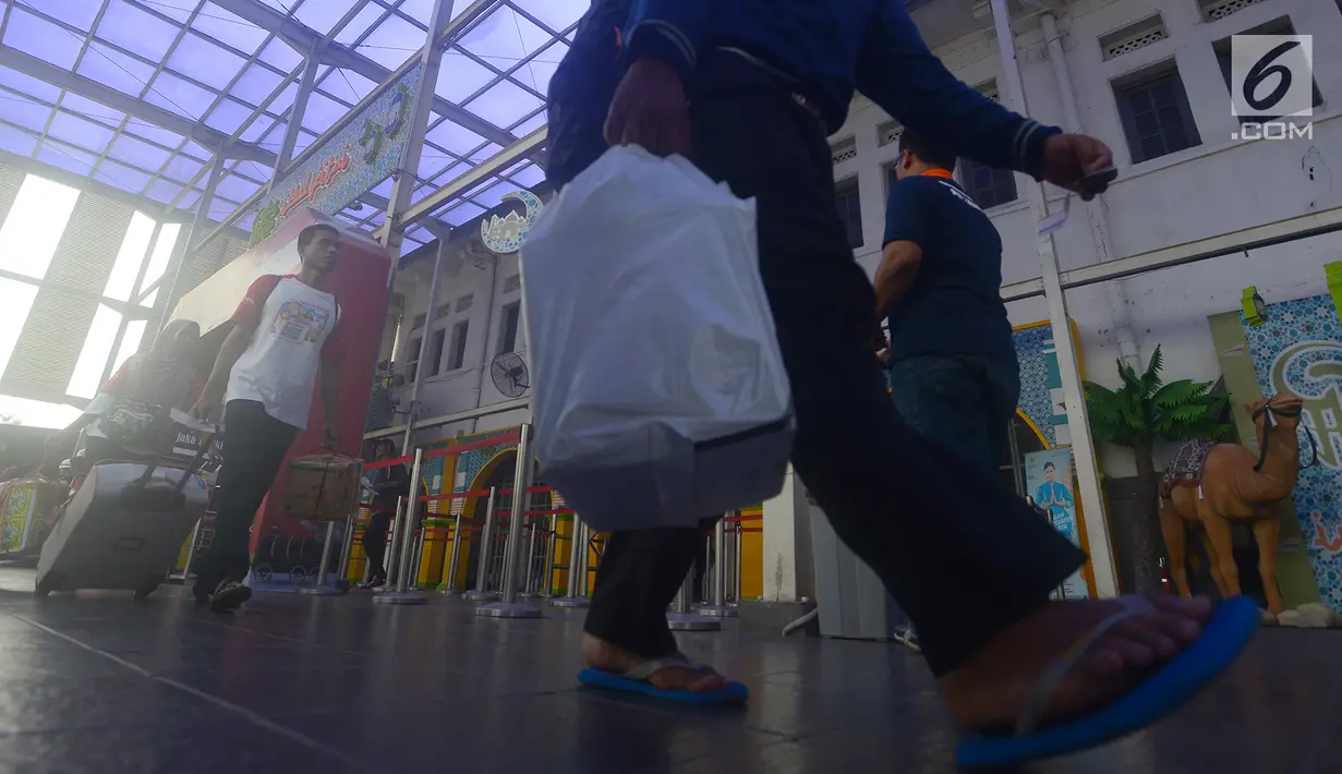 Calon pemudik membawa barang miliknya di Stasiun Senen, Jakarta, Jumat (8/6). Pada H-7 lebaran, jumlah penumpang masih di bawah jumlah penumpang kereta api tahun lalu untuk periode yang sama. (Merdeka.com/Imam Buhori)