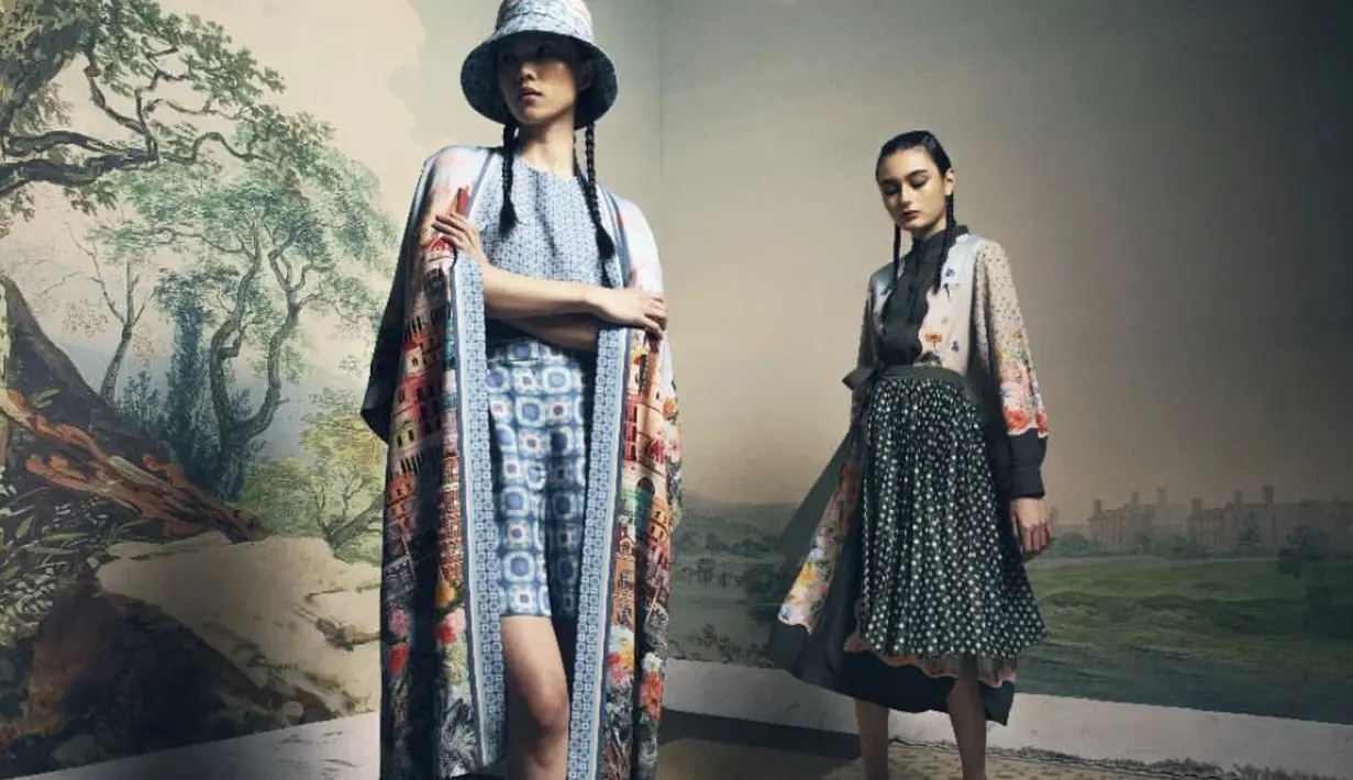 Dibagi dalam 4 cerita yang mewakili destinasi liburan; kota dan alam. Masing-masing motif memiliki cerita yang sangat personal bagi Rama Dauhan dan juga tim Artkea. Diharapkan, koleksi yang terdiri dari kemeja, jaket, kaos, celana, rok dan juga dress ini mampu membangkitkan suasana kerinduan dan nostalgia.  [ Foto: dok  Artkea Bloom]