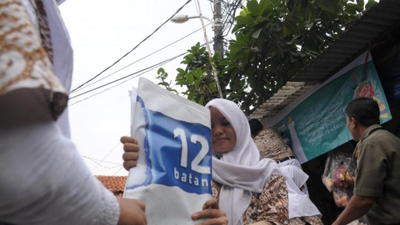 Aksi pelajar turunkan spanduk iklan rokok di warung dekat sekolah