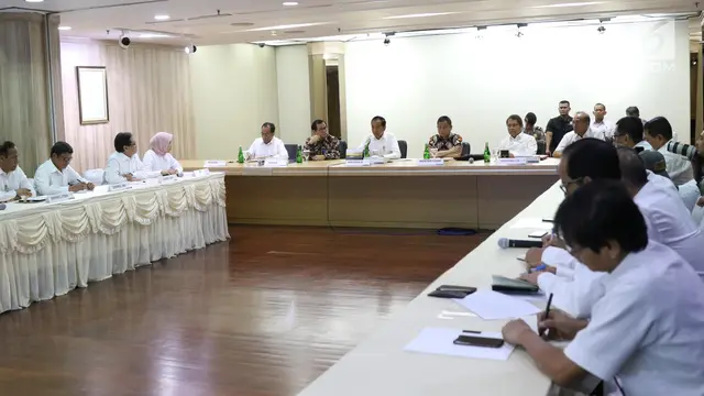 Jokowi Datangi Kantor PLN