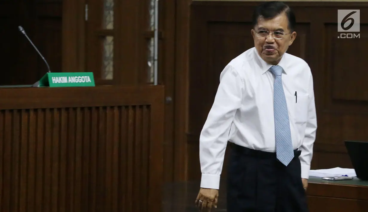 Wapres JK saat hadir sebagai saksi SDA dalam persidangan peninjauan kembali di PN Jakarta Pusat, Rabu (11/07). Wapres JK mengatakan bahwa setiap Menteri diberikan keleluasaan untuk menggunakan DOM. (Merdeka.com/Dwi Narwoko)