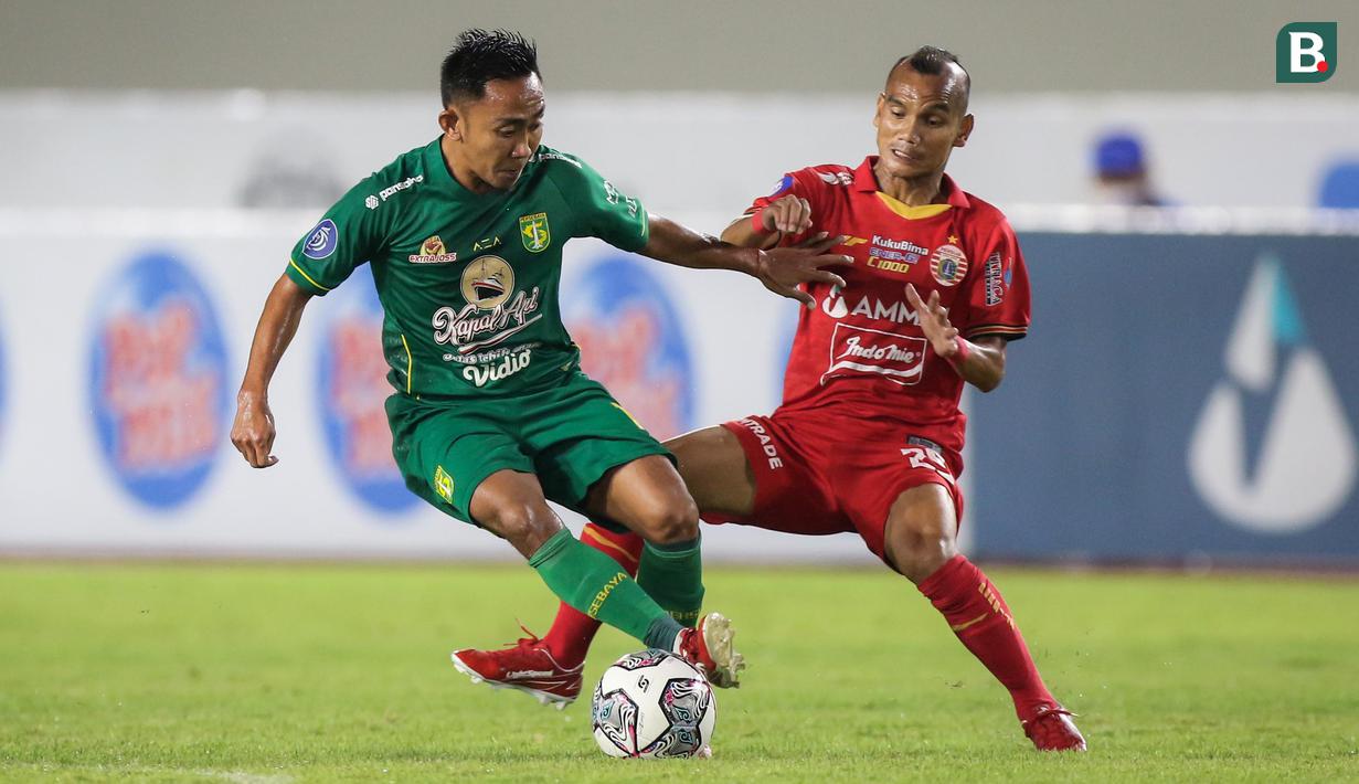 Tidak ada tambahan gol yang tercipta di paruh pertama ini. Bajul Ijo masih unggul tipis 1-0 atas Macan Kemayoran saat turun minum. (Bola.com/Bagaskara Lazuardi)