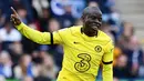 Pemain Chelsea, N'Golo Kante melakukan selebrasi setelah mencetak gol ke gawang Leicester City pada laga Liga Inggris di Stadion King Power, (10/11/2021). N'Golo Kante merupakan pemain vital yang sukses membantu The Blues meraih sejumlah gelar termasuk Premier League dan Liga Champions. Namun mengingat Kante yang sudah berusia 31 tahun dan rentan cedera, sepertinya sang pemain bakal dilepas Chelsea pada akhir musim nanti. (AFP/Ben Stansall)