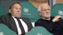 Ekspresi Wakil Presiden Asosiasi Sepak Bola Jerman (DFB), Hans-Joachim Watzke (kiri), dan Direktur Olahraga Asosiasi Sepak Bola Jerman (DFB), Asosiasi Sepak Bola Jerman (DFB), saat menyaksikan pertandingan persahabatan antara Timnas Jerman melawan Timnas Jepang yang berlangsung di Volkswagen Arena, Wolfsburg, Minggu (10/9/2023). (AP Photo/Martin Meissner)