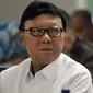 Menteri Dalam Negeri Tjahjo Kumolo saat mengikuti rapat kerja dengan Komite I DPD RI di Kompleks Parlemen, Senayan, Jakarta, Rabu (2/3/2016).(Liputan6.com/Johan Tallo)