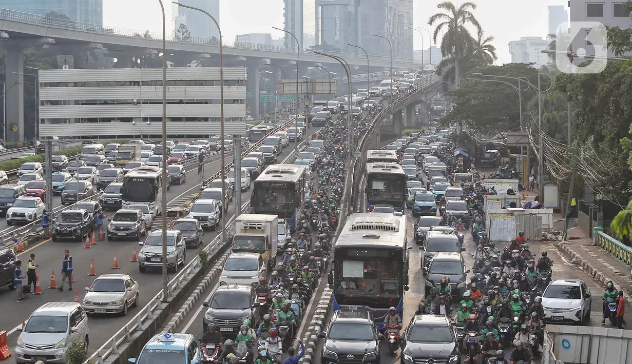 Sejumlah kendaraan terjebak kemacetan di Kawasan Jalan Jenderal Gatot Subroto, Jakarta, Jumat (16/5/2025). (Liputan6.com/Angga Yuniar)