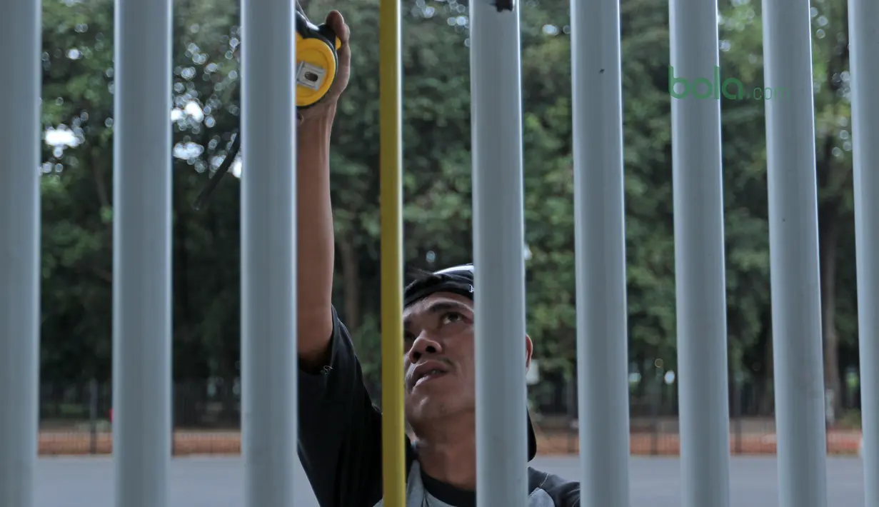 Pintu stadion yang rusak pada laga Final Piala Presiden 2018 di Stadion Utama Gelora Bung Karno, Kamis (22/2/2018). Empat pintu stadion yang mengalami kerusakan adalah zona bernomor 5B, 7B, 9, dan 10. (Bola.com/Nick Hanoatubun)