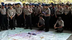  Polda Metro Jaya menggelar persiapan pengamanan partai Final Piala Presiden 2015 di SUGBK, Senayan, Jakarta, Sabtu (17/10/2015). Persiapan tersebut dihadiri jajaran Kepolisian, TNI serta tim medis. (Liputan6.com/Yoppy Renato)