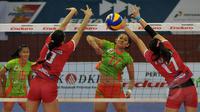 Dua pevoli putri Jakarta Electric PLN Jakarta Pertamina mencoba menahan smesh pemain Jakarta Pertamina Energi, Maya Kurnia (tengah) saat laga Pertamina Proliga 2015 di Hall A Senayan, Jakarta, Minggu (21/3/2015). (Liputan6.com/Johan Tallo)