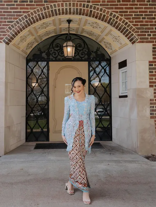 Pada Mei 2023 lalu, Beby Tsabina lulus dari Western Michigan University dengan predikat Summa Cum Laude. Di momen wisuda, ia tampil cantik dengan kebaya model kutu baru warna baby blue dari Delmora Attire. Dipadukan obi merahnya.  [@bebytsabina]