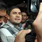 Penyanyi dangdut Saipul Jamil saat akan keluar untuk melakukan shalat Jumat di Polsek Kelapa Gading, Jakarta, Jumat (19/2). Saipul yang ditetapkan sebagai tersangka kasus pencabulan terhadap DS (17) mendapat pengawalan ketat. (Liputan6.com/Johan Tallo)