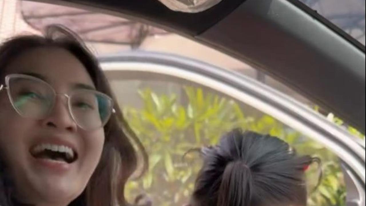 Sebagai seorang ibu pada umumnya, Nella Kharisma mengantar Gendhis yang kini telah bersekolah di sebuah lembaga pendidikan usia dini.<br>