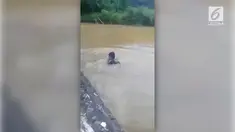 Video amatir memperlihatkan aksi bocah laki-laki yang tengah mabuk berat. Saking mabuknya, remaja tanggung itu sampai nyungsep ke kali.