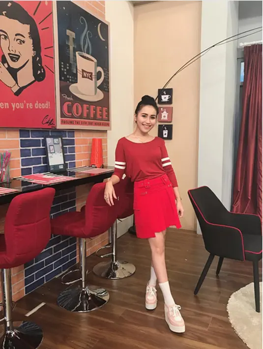 Sebagai penyanyi, Ayu Ting Ting juga siap berduet dengan penyanyi dangdut siapapun seperti Via Vallen, Zaskia Gothik, Cita Citata. Apalagi selama ini ia mengaku tak memiliki masalah. (Instagram/ayutingting92)