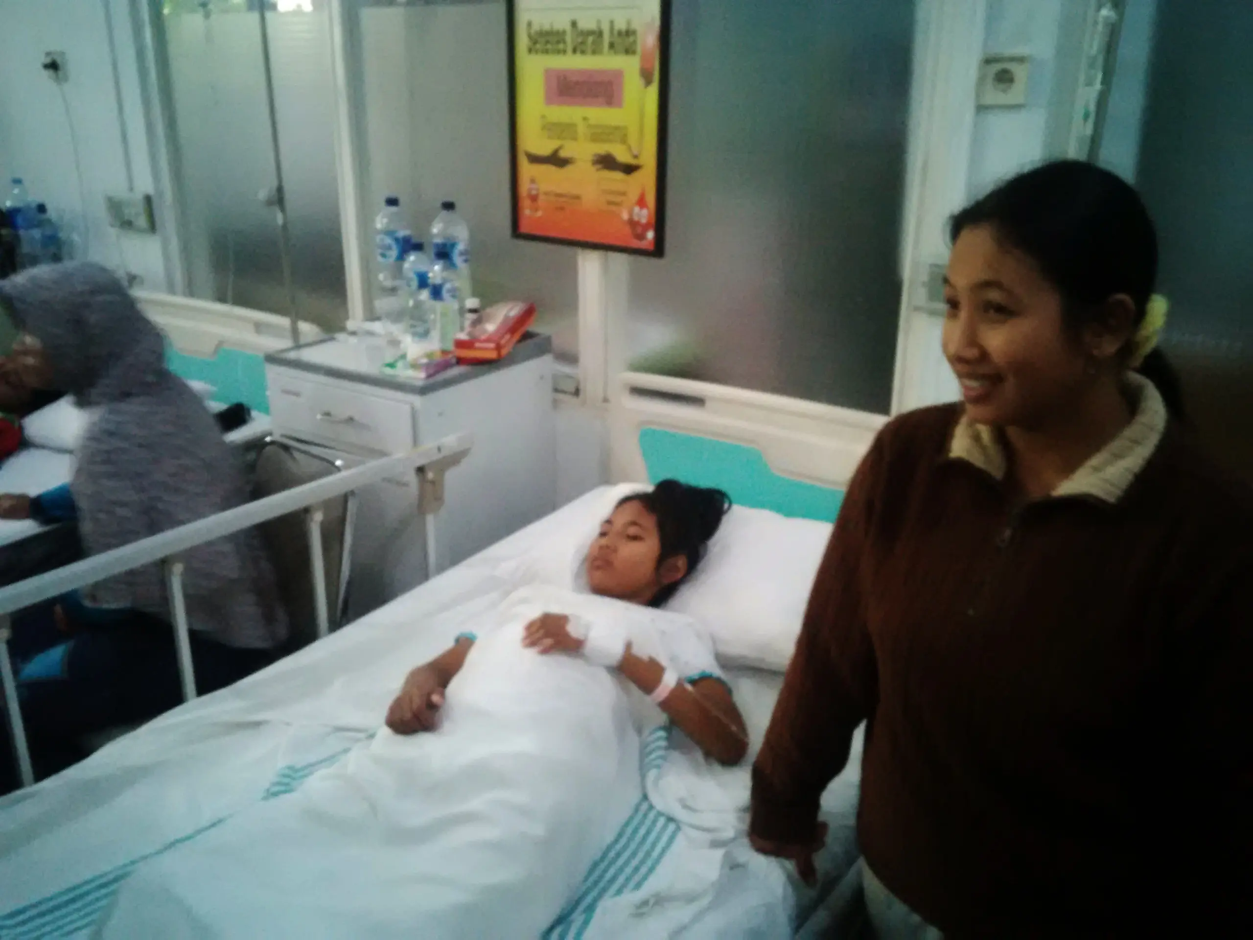 NA, siswi SMP yang lumpuh usai divaksin MR, ditemani ibunya saat menjalani perawatan di RSUP dr Kariyadi, Kota Semarang, Jateng. (Liputan6.com/Felek Wahyu)