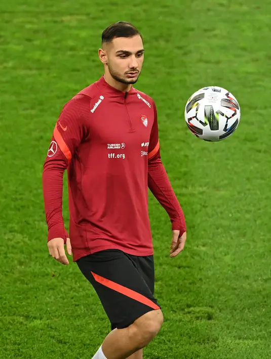 Pemain Turki, Ahmed Kutucu menjuggling bola selama mengikuti sesi latihan di stadion Rheinenergie di Cologne, Jerman (6/10/2020). Timnas Turki akan menghadapi Jerman di laga uji coba di stadion Rheinenergie di Cologne, Jerman, Kamis (8/10/2020) dini hari WIB. (AFP/Ina Fassbender)